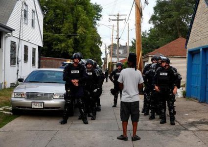 أميركي يطلب معانقة شرطية قتلت أخاه !