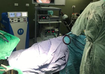 لأول مرة في غزة.. طبيب يستأصل ورما سرطانيا بجراحة المنظار