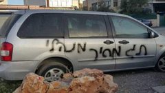 مستوطنون يخطون شعارات عنصرية ويعطبون إطارات مركبات بسلفيت