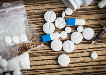 شاهد عصابة تهريب مخدرات تنفذ عناصر شرطة من الغرق