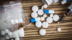 شاهد عصابة تهريب مخدرات تنفذ عناصر شرطة من الغرق