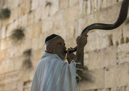 عيد الغفران يعزل إسرائيل عن العالم