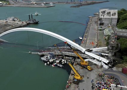 انهيار مروع لجسر فوق قوارب في تايوان