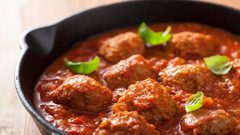 كرات اللحم والباذنجان المدخن مع صلصة الطماطم الشهية