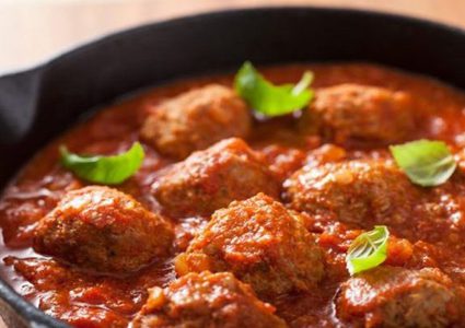 كرات اللحم والباذنجان المدخن مع صلصة الطماطم الشهية