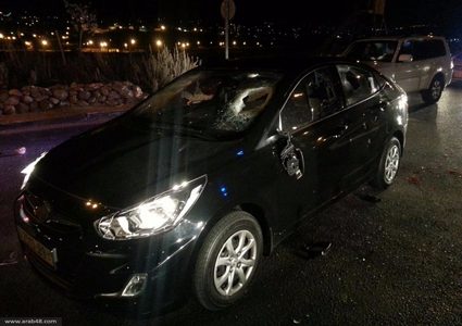 مستوطنون يعتدون على سيارات المواطنين