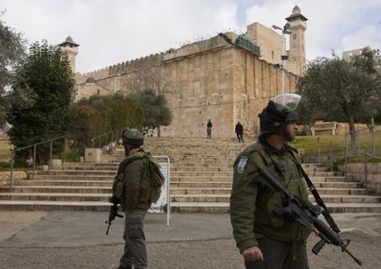 الاحتلال يداهم الحرم الإبراهيمي ويطرد موظفي الأوقاف