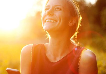 الضحك من أهم محفزات هرمون السعادة