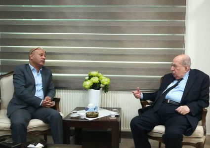 الزعنون وأبو هولي يبحثان دعم تجديد تفويض الأونروا