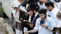 مستوطنون يؤدون طقوس تلمودية قرب "الأقصى"