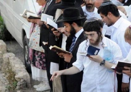 مستوطنون يؤدون طقوس تلمودية قرب "الأقصى"