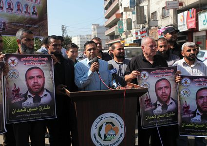 مواطنون يشاركون في مسيرة  تضامنية مع الأسرى القابعين في سجون الاحتلال الإسرائيلي، في مدينة غزة.