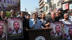 مواطنون يشاركون في مسيرة  تضامنية مع الأسرى القابعين في سجون الاحتلال الإسرائيلي، في مدينة غزة.