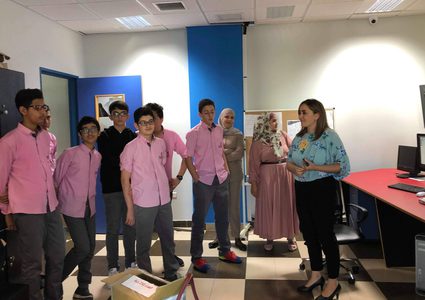 طلبة من المدرسة الإنجليزية الحديثة يزورون مركز الإعلام