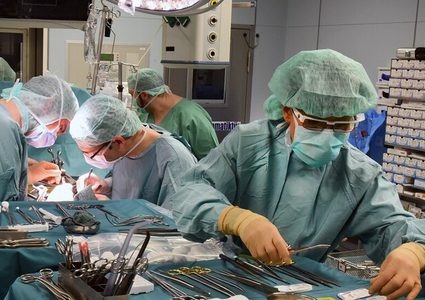 عملية ناجحة لإزالة وحمة عن وجه طفلة أمريكية