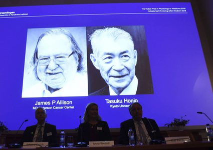 منح جائزة نوبل للكيمياء لثلاثة علماء لاختراعهم بطارية الليثيوم