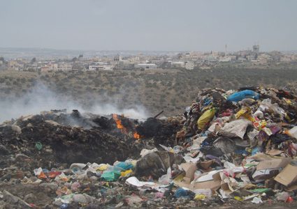 الاحتلال يخطط لتحويل "الخان الأحمر" لمكب نفايات