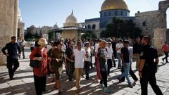 مستوطنون يقتحمون الأقصى والاحتلال يدنس مصلى باب الرحمة