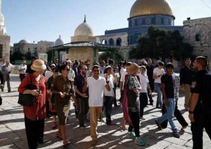 مستوطنون يقتحمون الأقصى والاحتلال يدنس مصلى باب الرحمة