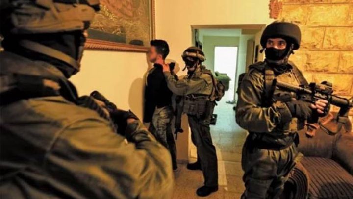 اعتقال 8 مواطنين في الضفة
