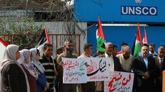 مواطنون يشاركون في احتجاج لإظهار التضامن مع المسجد الأقصى أمام المقر الرئيسي للأمم المتحدة "UNSCO" ، في مدينة غزة.