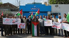 مواطنون يشاركون في احتجاج لإظهار التضامن مع المسجد الأقصى أمام المقر الرئيسي للأمم المتحدة "UNSCO" ، في مدينة غزة.