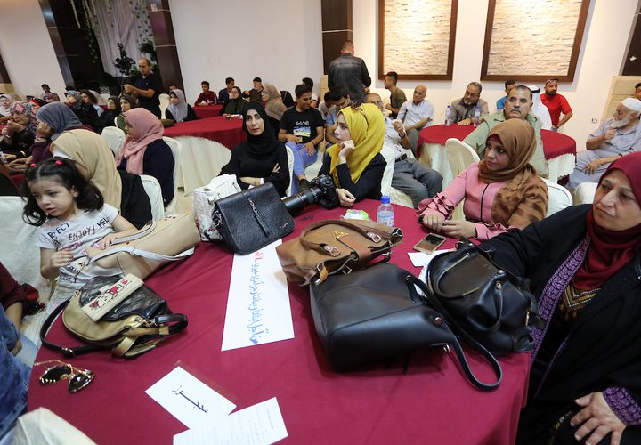 نساء فلسطينيات يرتدين فستان الزفاف ويشاركن في حدث مناهض للعنف ضد المرأة في غزة.
