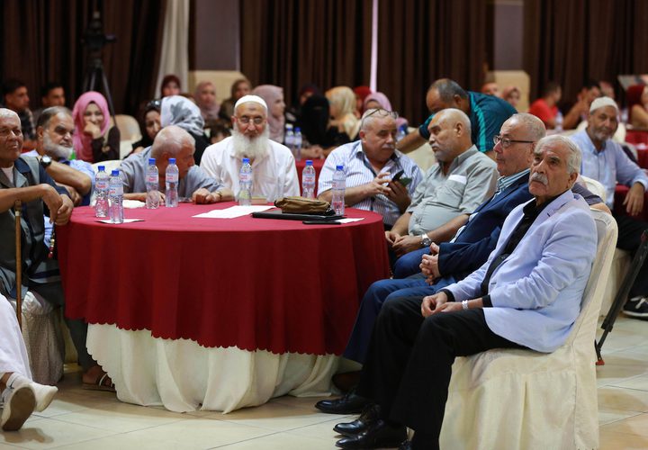 نساء فلسطينيات يرتدين فستان الزفاف ويشاركن في حدث مناهض للعنف ضد المرأة في غزة.