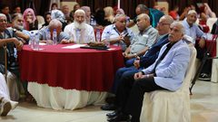 نساء فلسطينيات يرتدين فستان الزفاف ويشاركن في حدث مناهض للعنف ضد المرأة في غزة.