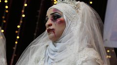نساء فلسطينيات يرتدين فستان الزفاف ويشاركن في حدث مناهض للعنف ضد المرأة في غزة.