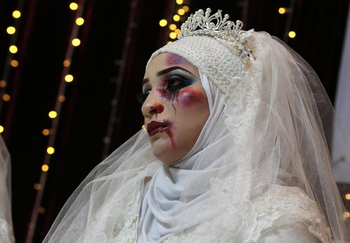 نساء فلسطينيات يرتدين فستان الزفاف ويشاركن في حدث مناهض للعنف ضد المرأة في غزة.