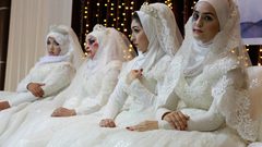 نساء فلسطينيات يرتدين فستان الزفاف ويشاركن في حدث مناهض للعنف ضد المرأة في غزة.