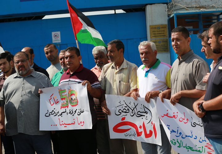 مواطنون يشاركون في احتجاج لإظهار التضامن مع المسجد الأقصى أمام المقر الرئيسي للأمم المتحدة "UNSCO" ، في مدينة غزة.
