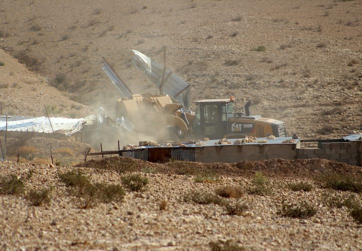 قوات الاحتلال الإسرائيلي تهدم منازل المواطنين جنوب يطا في الخليل، بحجة بناؤها دون تصريح إسرائيلي في "المنطقة ج" ، واجتمع المواطنون بعد الهدم لجمع الأثاث والممتلكات.