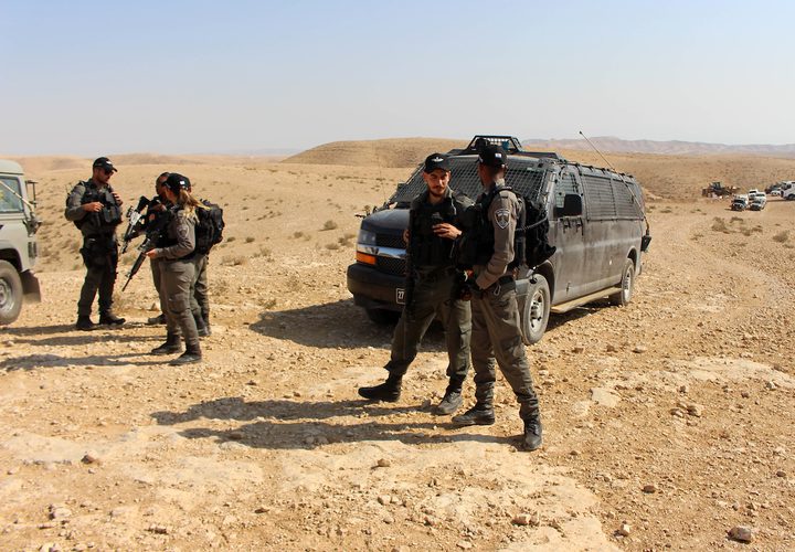 قوات الاحتلال الإسرائيلي تهدم منازل المواطنين جنوب يطا في الخليل، بحجة بناؤها دون تصريح إسرائيلي في "المنطقة ج" ، واجتمع المواطنون بعد الهدم لجمع الأثاث والممتلكات.