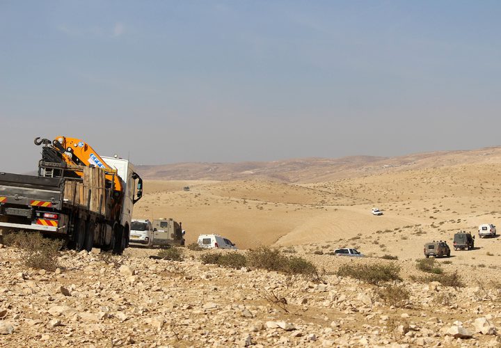 قوات الاحتلال الإسرائيلي تهدم منازل المواطنين جنوب يطا في الخليل، بحجة بناؤها دون تصريح إسرائيلي في "المنطقة ج" ، واجتمع المواطنون بعد الهدم لجمع الأثاث والممتلكات.