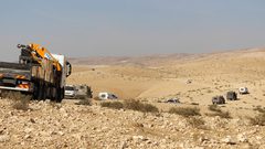 قوات الاحتلال الإسرائيلي تهدم منازل المواطنين جنوب يطا في الخليل، بحجة بناؤها دون تصريح إسرائيلي في "المنطقة ج" ، واجتمع المواطنون بعد الهدم لجمع الأثاث والممتلكات.