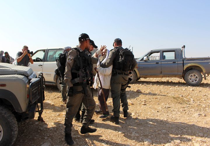 مواطن يتشاجر مع جنود الاحتلال أثناء استعدادهم لهدم المنازل المؤقتة الفلسطينية جنوب يطا.