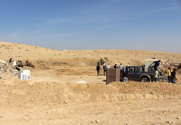 قوات الاحتلال الإسرائيلي تهدم منازل المواطنين جنوب يطا في الخليل، بحجة بناؤها دون تصريح إسرائيلي في "المنطقة ج" ، واجتمع المواطنون بعد الهدم لجمع الأثاث والممتلكات.