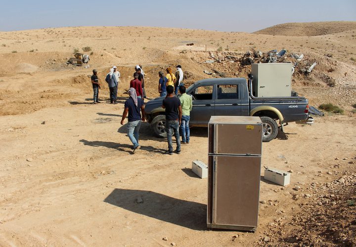قوات الاحتلال الإسرائيلي تهدم منازل المواطنين جنوب يطا في الخليل، بحجة بناؤها دون تصريح إسرائيلي في "المنطقة ج" ، واجتمع المواطنون بعد الهدم لجمع الأثاث والممتلكات.