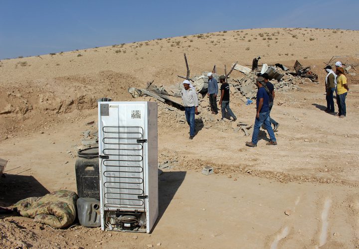 قوات الاحتلال الإسرائيلي تهدم منازل المواطنين جنوب يطا في الخليل، بحجة بناؤها دون تصريح إسرائيلي في "المنطقة ج" ، واجتمع المواطنون بعد الهدم لجمع الأثاث والممتلكات.