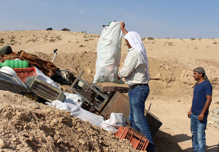 قوات الاحتلال الإسرائيلي تهدم منازل المواطنين جنوب يطا في الخليل، بحجة بناؤها دون تصريح إسرائيلي في "المنطقة ج" ، واجتمع المواطنون بعد الهدم لجمع الأثاث والممتلكات.