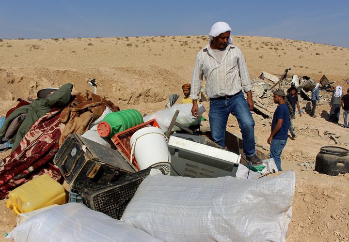 قوات الاحتلال الإسرائيلي تهدم منازل المواطنين جنوب يطا في الخليل، بحجة بناؤها دون تصريح إسرائيلي في "المنطقة ج" ، واجتمع المواطنون بعد الهدم لجمع الأثاث والممتلكات.