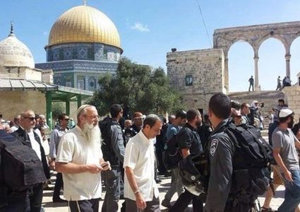 مستوطنون يقتحمون المسجد الأقصى