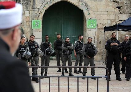 شرطة الاحتلال تقتحم مصلى باب الرحمة