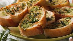 خبز الثوم المحمص مع الريحان