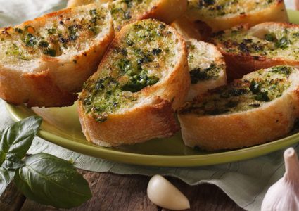 خبز الثوم المحمص مع الريحان