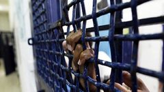 الاحتلال يحرم الأسير عويس من لقاء نجله