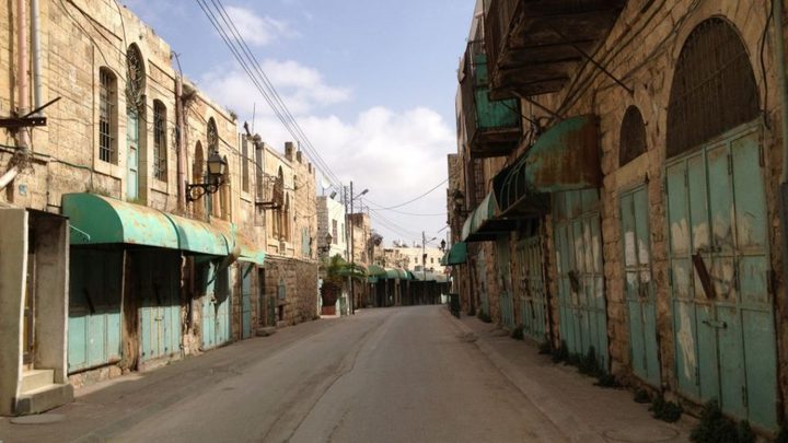 قوات الاحتلال تغلق حاجز شارع الشهداء بالخليل