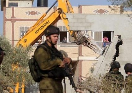 الاحتلال يصعد اعتداءاته في الضفة وإخطارات بالهدم شرق القدس